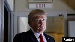 Presiden AS Donald Trump berbicara dengan wartawan di atas pesawat kepresidenan Air Force One dalam penerbangan menuju Palm Beach, Florida (3/2). (Reuters/Carlos Barria)