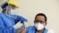 Un trabajador de la salud recibe la vacuna Pfizer contra el coronavirus en Guayaquil, Ecuador, el 21 de enero de 2021.