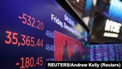 Sejumlah nilai saham pada pasar saham Dow Jones terlihat di kantor Bursa Efek New York di Manhattan, pada 17 Desember 2021. (Foto: Reuters/Andrew Kelly)