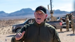 ARCHIVO - El zar fronterizo Tom Homan habla con los medios durante su visita a la frontera entre Estados Unidos y México con el secretario de Defensa Pete Hegseth en Sunland Park, Nuevo México, el 3 de febrero de 2025.