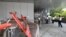 香港爭取民主的示威者同意部份拆除阻塞政府總部附近的一些路障。(照片來源: 香港蘋果日報)