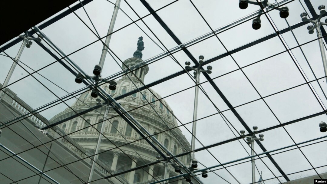 Gedung Capitol di Washington dalam pekan yang mengarah pada penghentian operasi pemerintahan (27/9). 