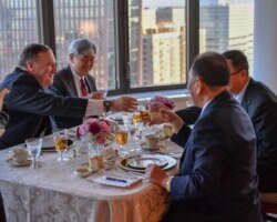 지난 2018년 5월 마이크 폼페오 미국 국무장관과 김영철 북한 노동당 부위원장이 미국 뉴욕에서 만찬을 가지며 건배하고 있다.