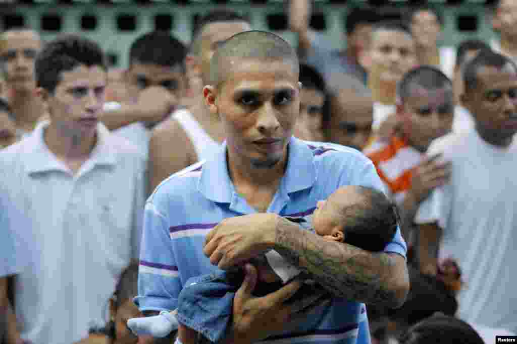 Un pandillero recluso carga a su hijo en el penal de Quezaltepeque. Las escuelas fueron declaradas zonas de paz y los pandilleros se comprometieron a no seguir reclutando niños.