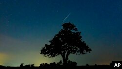 Офіційно падіння метеорита над Києвом зафіксували лише в Угорщині – AMS. На ілюстративному фото – метеоритний потік Персеїди в небі над Шальготар’яном, Угорщина, рано у вівторок, 13 серпня 2019 року. (Пітер Комка/MTI через AP)