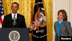 Sylvia Mathews Burwel berdiri di samping Presiden Obama ketika ia dinominasikan sebagai direktur anggaran Gedung Putih (4/3/2014)