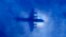 La silueta de un avión P3 Orion de la Fuerza Aérea Neozelandesa cruza nubes bajas durante la búsqueda del vuelo 370 de Malaysian Airlines.