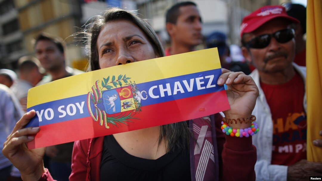 Pendukung Presiden Hugo Chavez menghadiri perayaan pelantikan Presiden Venezuela di luar Istana Miraflores di Caracas (10/1). 