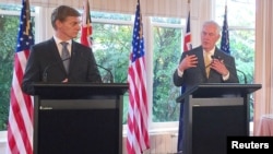 Bộ trưởng Ngoại giao Mỹ Rex Tillerson (phải) và Thủ tướng New Zealand Bill English tại cuộc họp báo ở Wellington, New Zealand, ngày 6/6/2017.