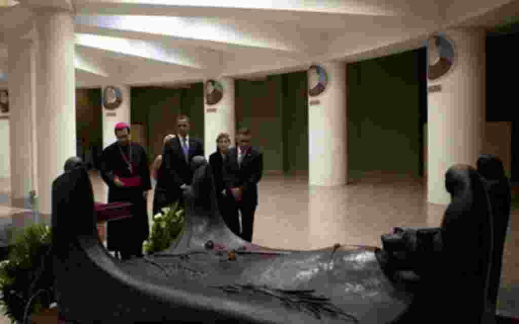 En El Salvador, el presidente Obama visita la tumba del padre Romero, March 22, 2011.