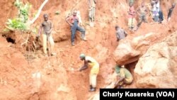 Des creuseurs artisanaux à la recherche du coltan dans un site au Nord-Kivu, 2015. (VOA/Charly Kasereka) 