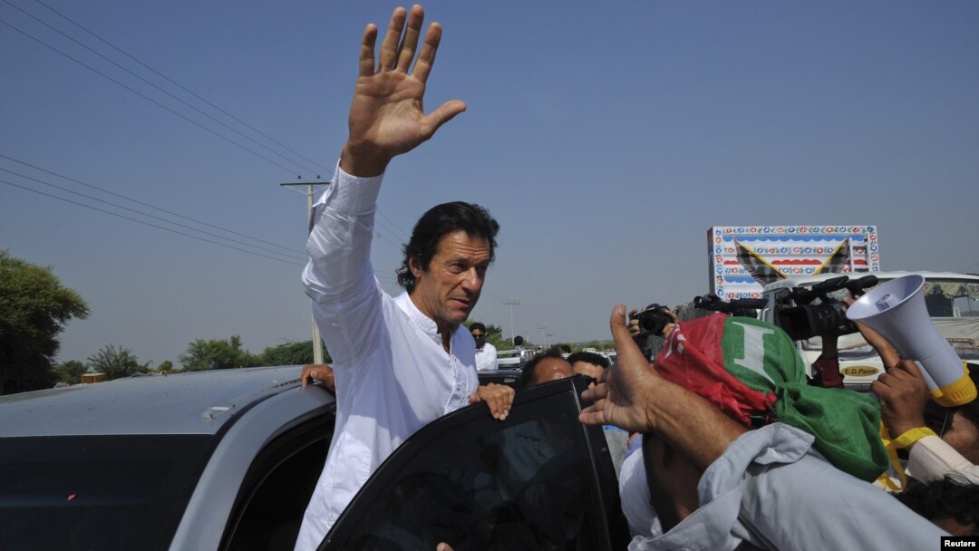 Politisi Imran Khan (tengah) melambai kepada para pendukungnya saat memimpin protes anti serangan misil AS di Pakistan (7/10). 
