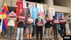 “香港边城青年”等港人团体和台湾社运团体于10月1日召开记者会，呼吁全球华人响应当晚的全球抗中晚会。(美国之音记者顾展珑摄) 