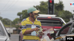 Desempleados optan por la venta ambulante para sobrevivir en Nicaragua. [Fotografía: Houston Castillo Vado]