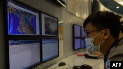 5일 북한 평양에서 기상수문국 직원들이 날씨 정보를 분석하고 있다.