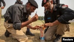 도로변 폭탄 해체작업 시범을 보이는 파키스탄 군인들. (자료사진)