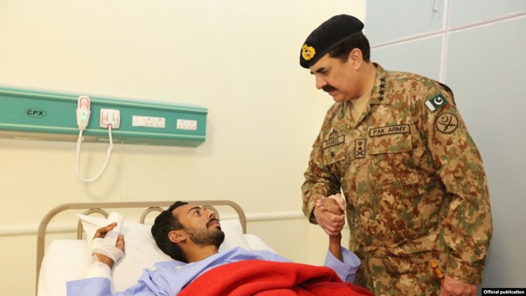 جنرال راحيل شريف پېښور کې د پوځي روغتون سي اېم اېچ دوره کړې او د ترهگرۍ په ضد روانو عملياتو کې د ژوبل عسکرو پوښتنه يې کړې ده .