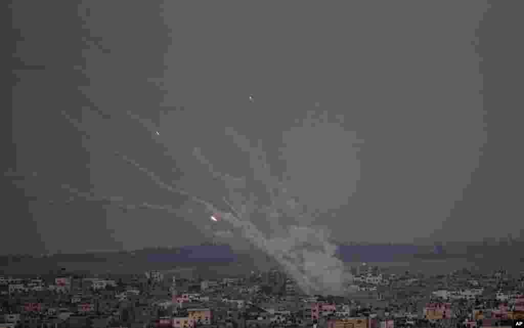 عکس آسوشیتدپرس از پرتاب راکت‌ها از نوار غزه به سوی اسرائیل