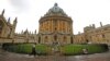 Seorang pria berjalan di depan gedung Universitas Oxford, di tengah penyebaran COVID-19 di Oxford, Inggris, 6 Oktober 2020. (Foto: Reuters)