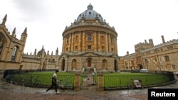 Seorang pria berjalan di depan gedung Universitas Oxford, di tengah penyebaran COVID-19 di Oxford, Inggris, 6 Oktober 2020. (Foto: Reuters)