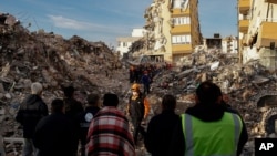 ترکی کے شہر ازمیر میں ازلزلے سے کئی بڑی عمارتیں منہدم ہو گئیں جس سے انسانی جانوں اور املاک کو نقصان پہنچا۔ 3 نومبر 2020