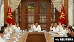 북한 김정은 국무위원장이 25일 당 중앙위원회 본부청사에서 열린 제7기 제17차 정치국 확대회의에서 태풍과 신종 코로나바이러스 감염증 확산에 대한 대책을 논의했다고 관영 '조선중앙통신'이 26일 보도했다.