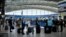 资料照：在英国伦敦希斯罗机场排队等待乘机的旅客。（2020年9月13日）