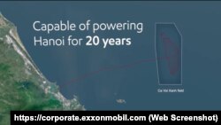 Hình ảnh vị trí mỏ Cá Voi Xanh, dự án hợp tác giữa Việt Nam và ExxonMobil của Mỹ, cách bờ biển miền Trung Việt Nam khoảng 80m, nhưng được cho là gần sát đường 9 đoạn của Trung Quốc. Hai tập đoàn năng lượng của Việt Nam sẽ hoàn tất hợp đồng bán khí với ExxonMobil vào cuối năm nay.