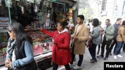 Compradores hacen fila para comprar un boleto de la lotería Mega Millions en Manhattan, Nueva York, el 19 de octubre de 2018. 