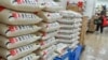 Tumpukan beras di sebuah supermarket di Tokyo, 22 November 2024. Pemerintah Jepang mengumumkan, 14 Februari 2025, pihaknya akan menggunakan stok beras cadangan untuk meredam lonjakan harga makanan pokok itu. (Foto: Richard A. Brooks/AFP)