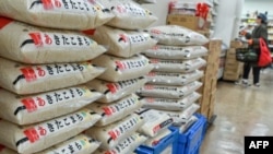 Tumpukan beras di sebuah supermarket di Tokyo, 22 November 2024. Pemerintah Jepang mengumumkan, 14 Februari 2025, pihaknya akan menggunakan stok beras cadangan untuk meredam lonjakan harga makanan pokok itu. (Foto: Richard A. Brooks/AFP)