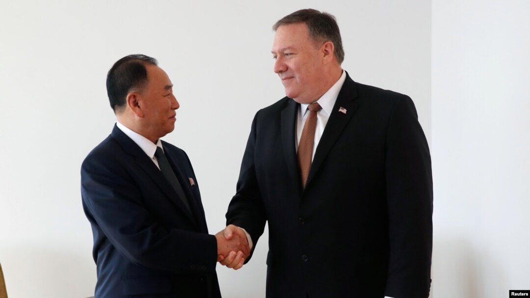 Utusan Korea Utara Kim Yong Chol (kiri) berjabat tangan dengan Menlu AS Mike Pompeo dalam pertemuan di New York, Kamis (31/5). 