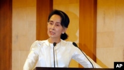 Aung San Suu Kyi saat upacara mengenang pembunuhan Ko Ni, Minggu, 26 Februari 2017.