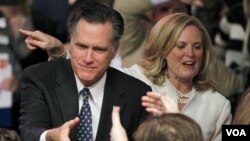 Mantan Gubernur Massachusetts, Mitt Romney, didampingi isterinya, Ann Romney, menyalami para pendukungnya di kota Manchester setelah dipastikan menang telak dalam pemilihan pendahuluan di negarabagian New Hampshire (10/1).