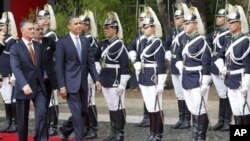 سه‌رۆک ئۆباما له‌ لایه‌ن سه‌رۆکی پرتوگال ئه‌نیبال کاڤاکۆ سیلڤا پـێشـوازی فه‌رمی لێـده‌کرێت، هه‌ینی 19 ی یازده‌ی 2010