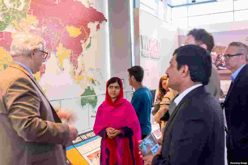 ملاله ته د نیوزیم په اړه معلومات ورکړی کیږي