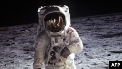 Phi hành gia Buzz Aldrin được đưa lên Mặt Trăng bằng Apollo 11