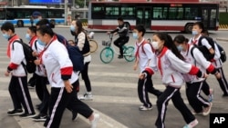 29일 중국 베이징에서 마스크를 쓰고 횡단보도를 건너는 학생들.