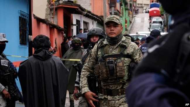 Soldados, guardias nacionales y policías acordonan el sitio donde el sacerdote católico Marcelo Pérez fue asesinado en un ataque armado después de asistir a misa en una iglesia en San Cristóbal de las Casas, estado de Chiapas, México, el domingo 20 de octubre de 2024. AP