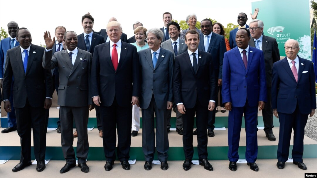 Zajednička fotografija šefova država i vlada zemalja učesnica radnog ručka drugog dana samita G-7 u Italiji
