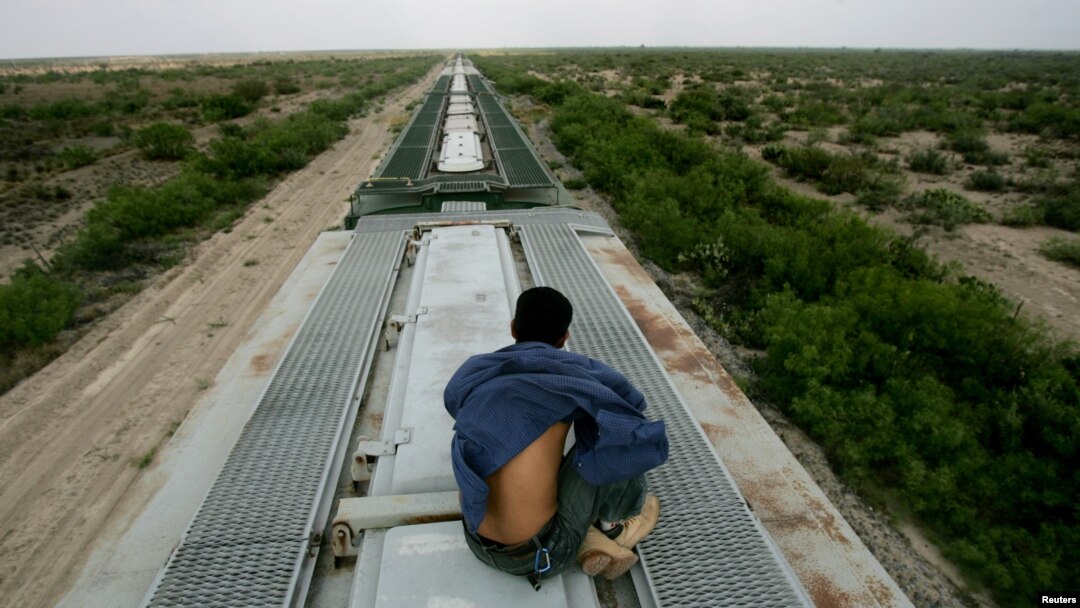 Un migrante se traslada en el techo de un tren en México tratando de llegar a la frontera con Estados Unidos.