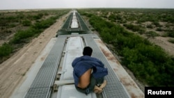 Un migrante se traslada en el techo de un tren en México tratando de llegar a la frontera con Estados Unidos.