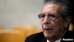 Guatemala's ex-dictator Efrain Rios Montt sits alone at his table after being abandoned by his lawyers during the 20th day of his trial in the Supreme Court of Justice in Guatemala City, April 18, 2013.