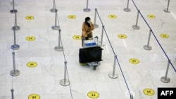 مسافری با ماسک در فرودگاه بین‌المللی کویت - ۱ اوت ۲۰۲۰