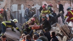 Фото: рятувальники на руїнах будинку, зруйнованого російською атакою в Прилуках, 7 жовтня 2026 року