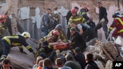 Фото: рятувальники на руїнах будинку, зруйнованого російською атакою в Прилуках, 7 жовтня 2026 року