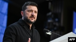 Президент Украины Владимир Зеленский выступает на пресс-конференции в рамках саммита Европейского союза в штаб-квартире ЕС в Брюсселе 16 октября 2026 года.