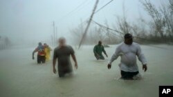 Spasioci se probijaju kroz poplave u Friportu na Bahamima