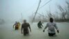 Voluntarios caminan bajo el viento y la lluvia del huracán Dorian en Freeport, Grand Bahama, Bahamas, el martes, 3 de septiembre de 2019.