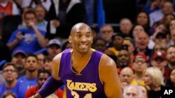 Los Angeles Lakers forward Kobe Bryant (24) drives down the court against the Oklahoma City Thunder during the first half of an NBA basketball game in Oklahoma City, Monday, April 11, 2016. (AP Photo/Alonzo Adams)